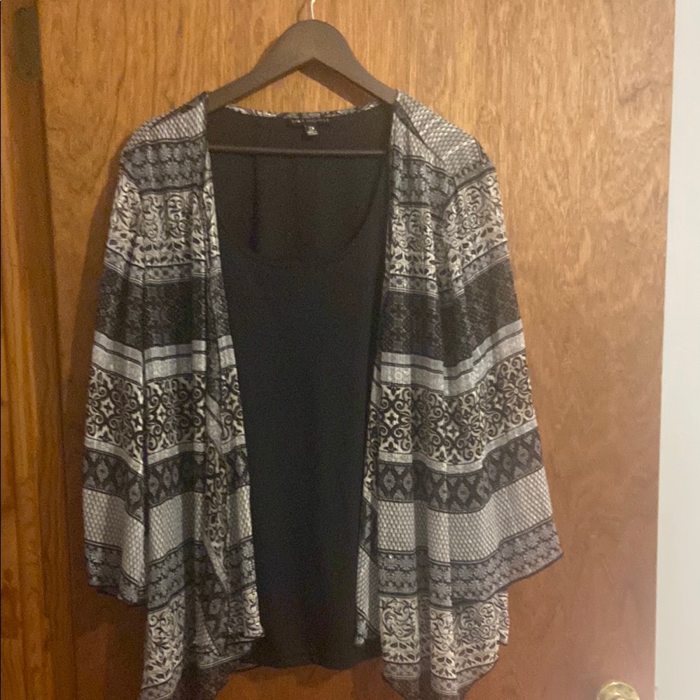 Sara Michelle Black and Gray Patterned Poncho